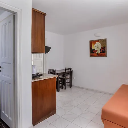 Elena & Ξενοδοχείο με διαμερίσματα Ορνός